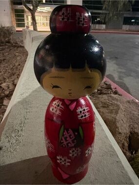 Vtg Signed Sosaku Kokeshi Doll Red Kimono Plaid Pattern Black Hair Floral Beret